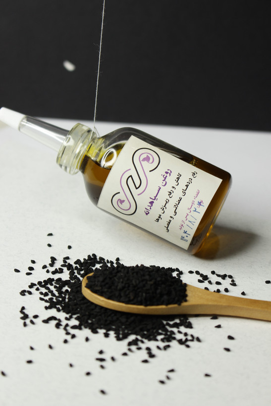 نمای نزدیک روغن سیاهدانه مهر با بافت طبیعی