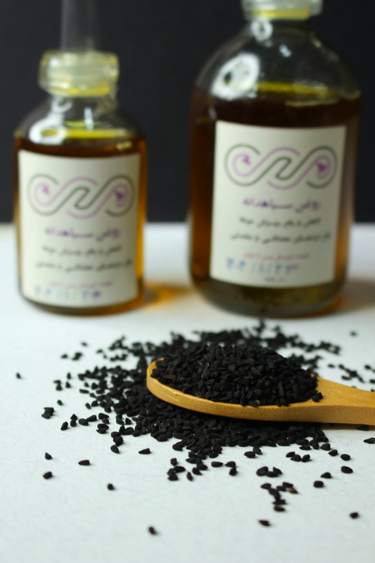 تصویر محصول روغن سیاهدانه گیاهی مهر همراه با دانههای سیاهدانه