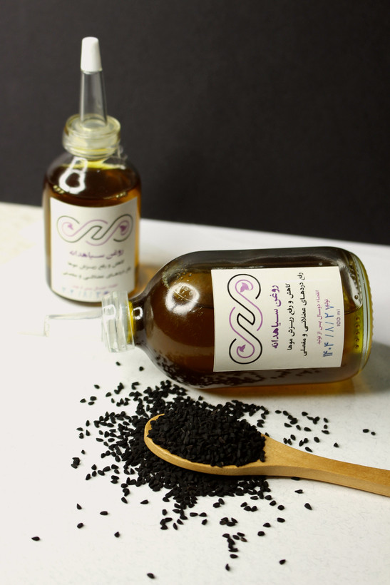 بطری روغن سیاهدانه طبیعی مناسب روغنتراپی مو